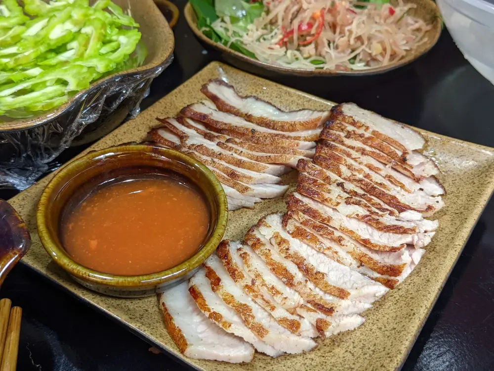 Ba chỉ nướng thái lát chấm sốt