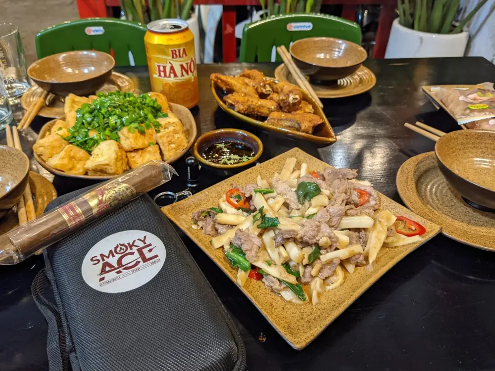 Bò xào măng cùng lon Bia Hà Nội