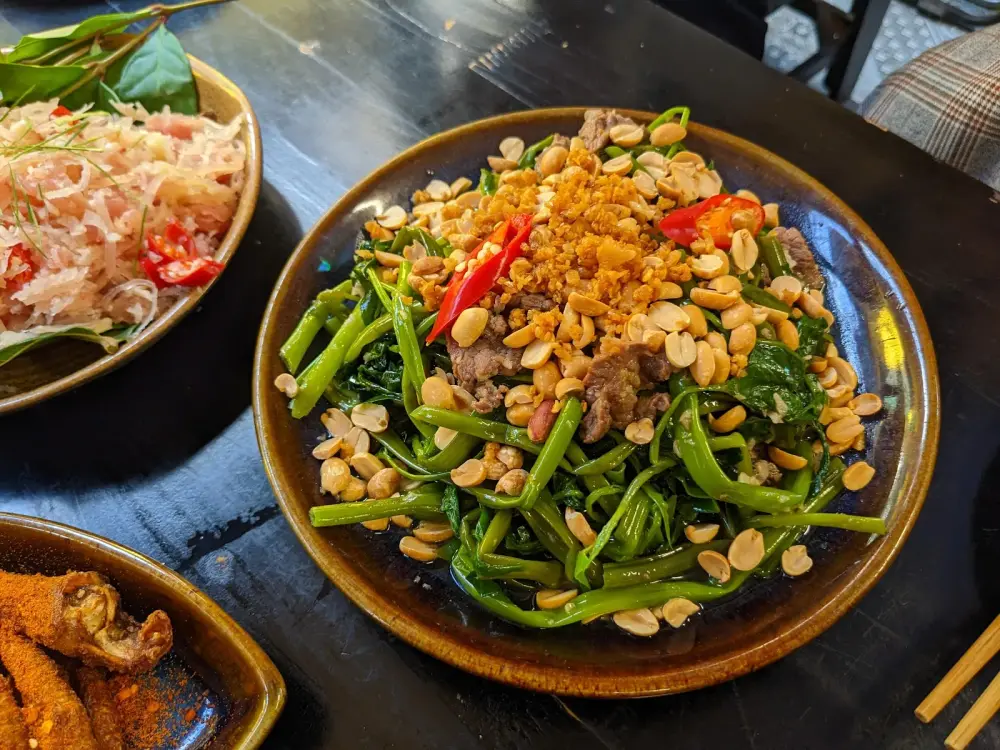 Bò xào rau muống rắc lạc