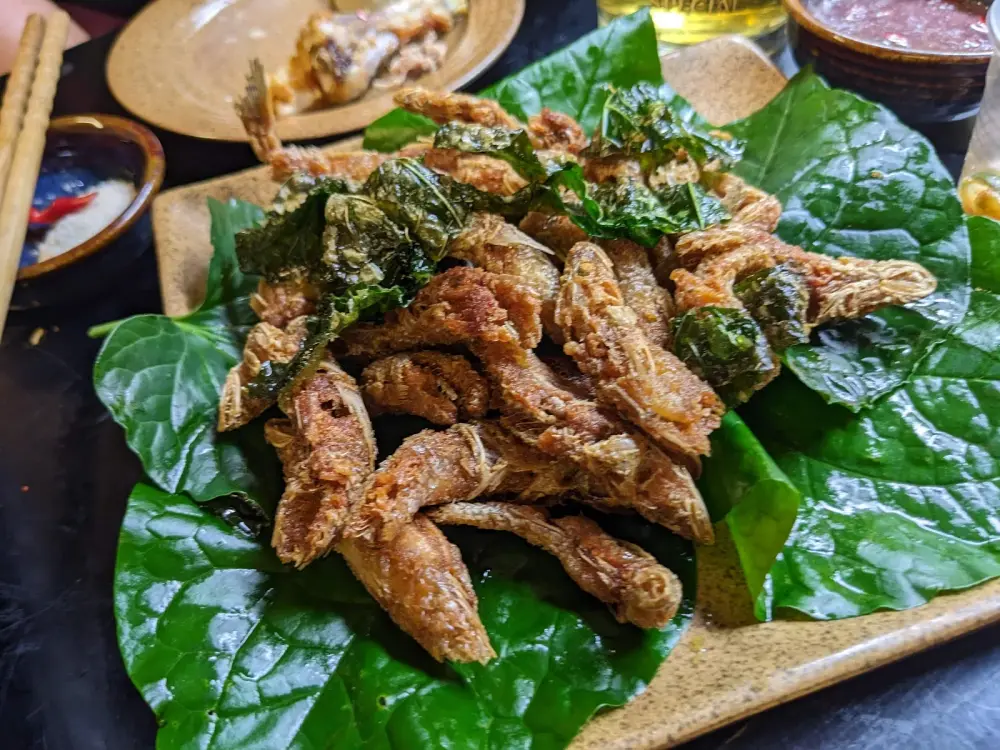 Cá nhỏ chiên giòn cuốn lá lốt