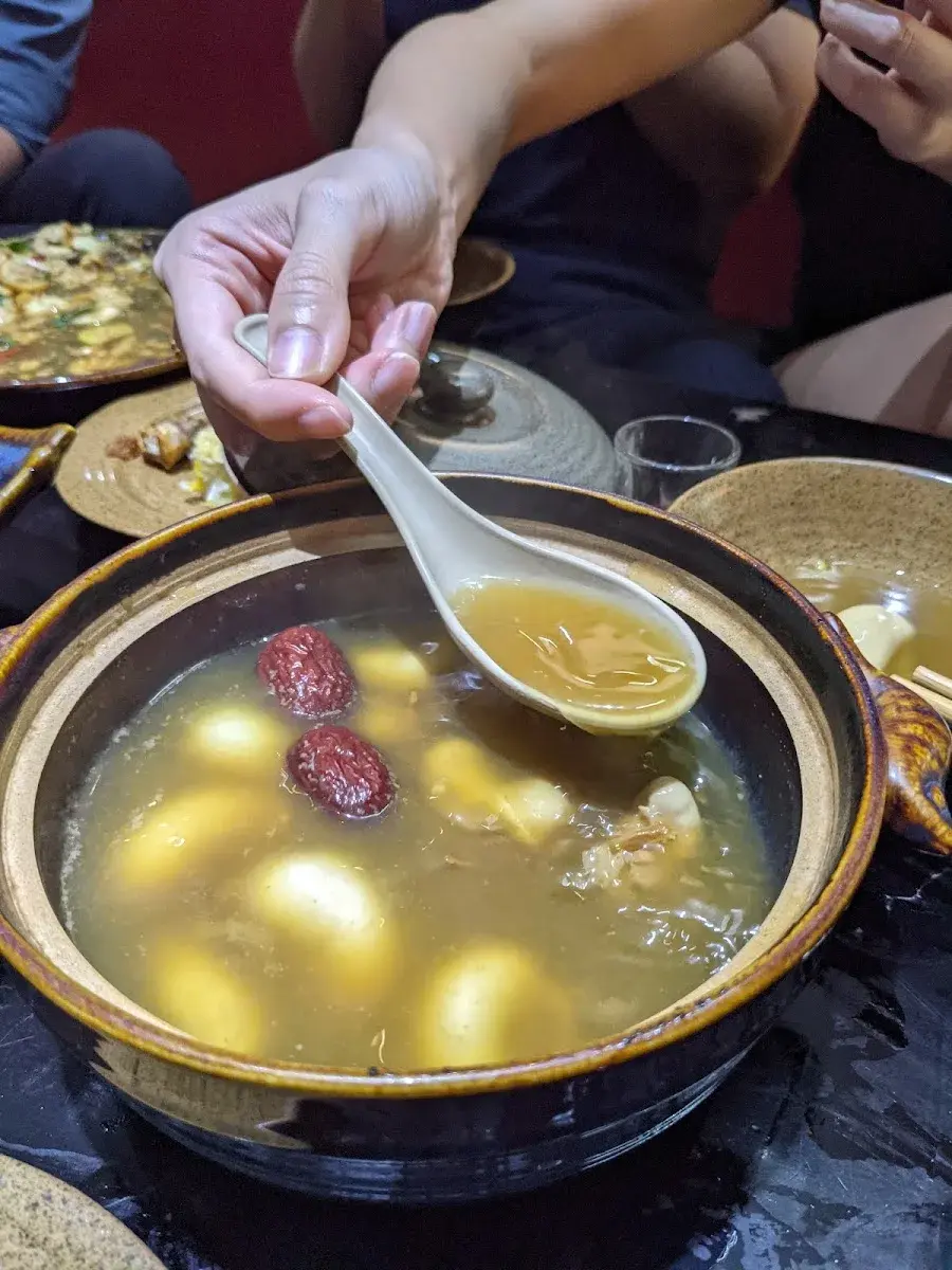 Canh táo đỏ hạt sen hầm nóng