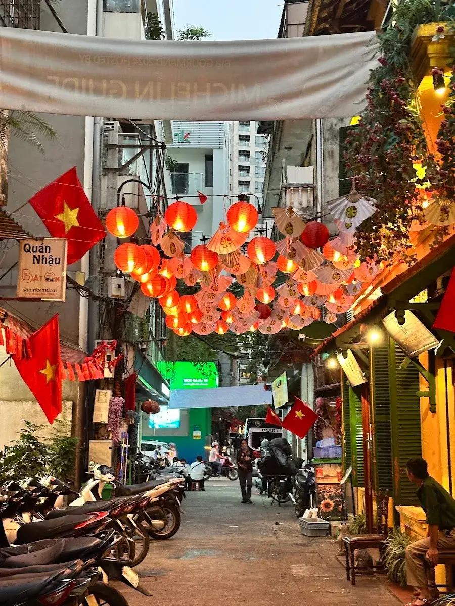 Ngõ Yên Thành về chiều, đèn lồng đỏ và ô giấy giăng kín trời